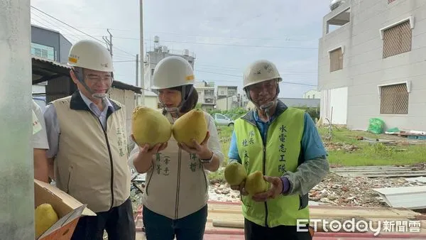 ▲台南市勞工局攜手「做工行善團」，至官田區接連三日持續施工，市長夫人劉老師代表黃偉哲市長，帶文旦慰勞志工伙伴，並祝中秋快樂。（圖／記者林東良翻攝，下同）