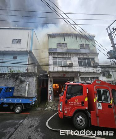 ▲▼新北土城永豐路工廠發生火警，濃煙密布全面燃燒。（圖／民眾提供）