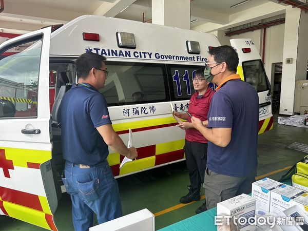 ▲台南市消防局14日上午辦理救護車捐贈典禮，由佳湘食品有限公司特助許明煌，代表董事長黃秀芬女士致贈，並由第三大隊陳坤宗大隊長代表受贈。（圖／記者林東良翻攝，下同）