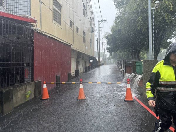 ▲彰化下起強降雨。（圖／民眾提供）