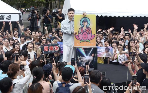 ▲ 蕭秉治「活著」簽票會。（圖／記者李毓康攝）