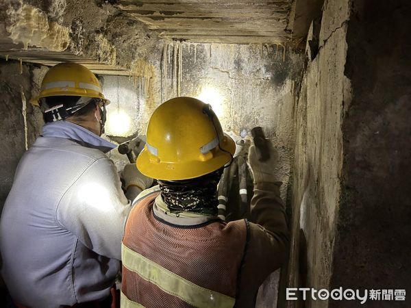 ▲高雄一棟大樓地下室的電線被剪斷竊走，台電人員積極搶修             。（圖／記者吳奕靖翻攝）