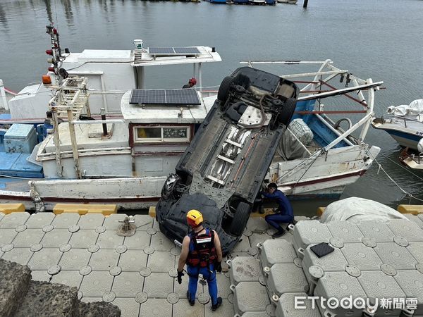 ▲▼        男子駕車不慎掉落碼頭 海巡警消即刻救援成功     。（圖／記者陳凱力翻攝）