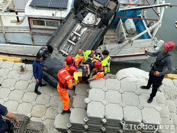 ▲▼        男子駕車不慎掉落碼頭 海巡警消即刻救援成功     。（圖／記者陳凱力翻攝）