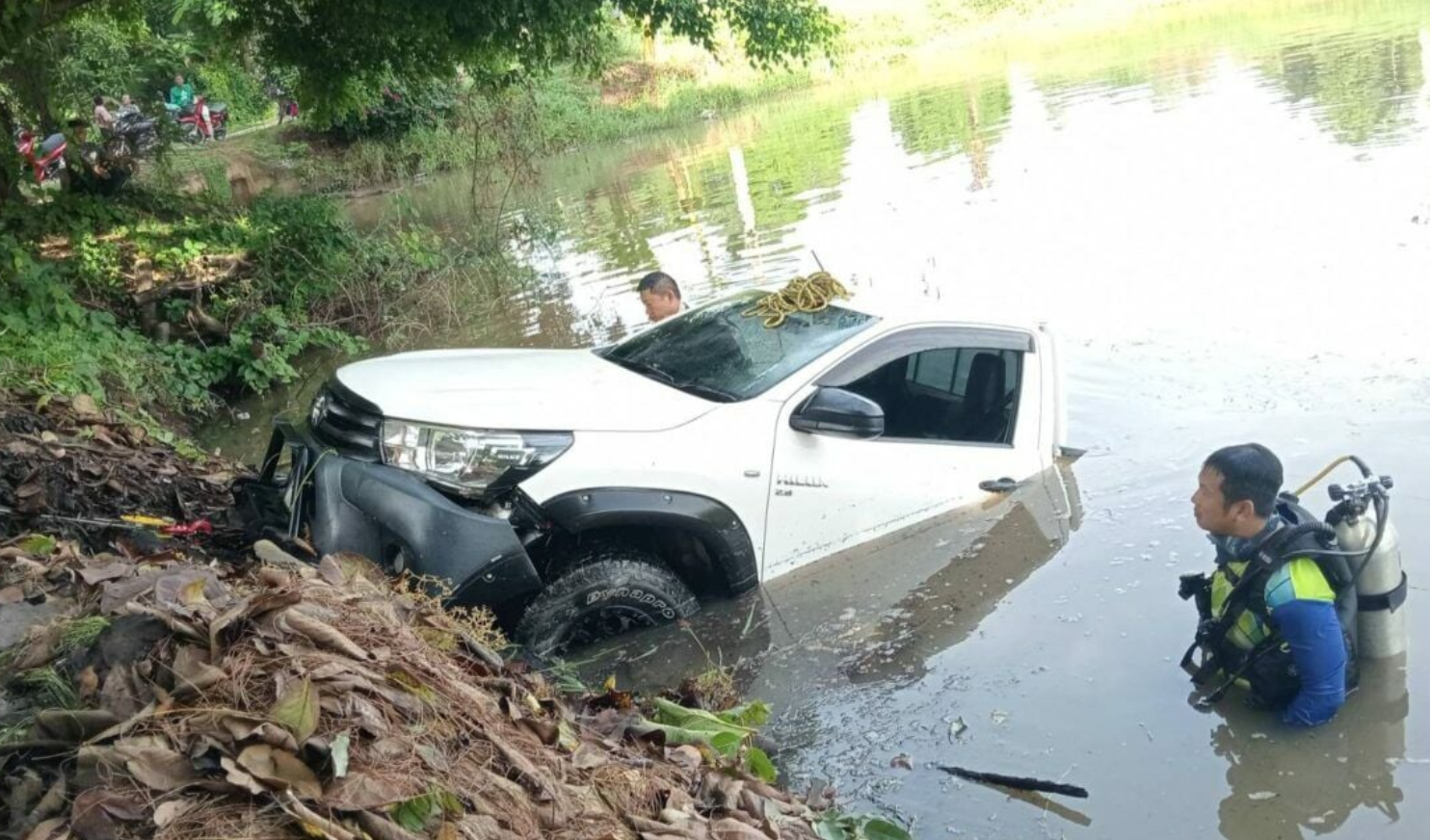 ▲▼載400萬現鈔睡著！他開車暴衝池塘　只撈回38萬。（圖／翻攝自民意報）