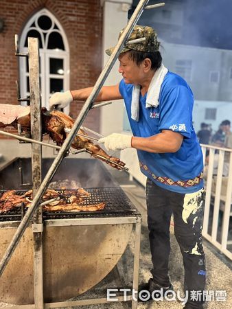 ▲民主進步黨台南市黨部與東門里、東門巴克禮紀念教會青年牧區，14日晚間共同舉辦「點燃青春之火 中秋烤肉夜」，除教會青年熱情參與外，市黨部也在臉書與脆（threads）上號召市民鄉親一同參與。（圖／記者林東良翻攝，下同）