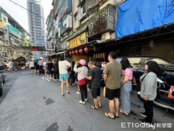 ▲▼小潘蛋糕坊今恢復營業，現場只賣鳳凰酥，仍吸引上百民眾大排長龍。（圖／記者彭懷玉攝）