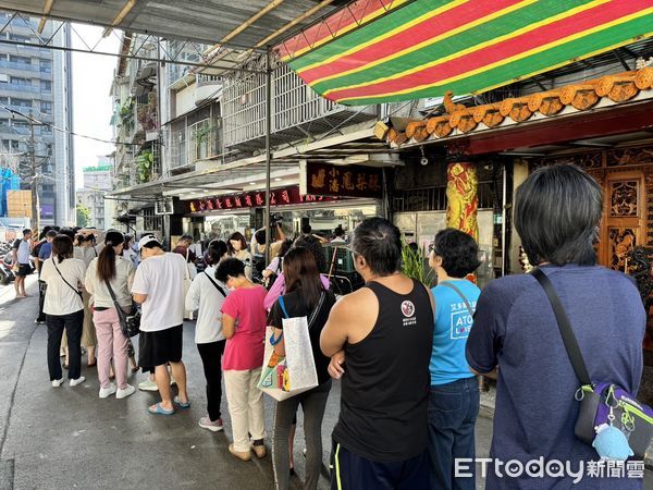 ▲▼小潘蛋糕坊今恢復營業，現場只賣鳳凰酥，仍吸引上百民眾大排長龍。（圖／記者彭懷玉攝）