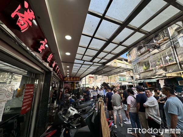 ▲新北市「小潘蛋糕坊」中正店今（15日）早8點開門營業，現場「只有賣鳳凰酥」，目測人龍長達200公尺以上。（圖／記者彭懷玉攝）