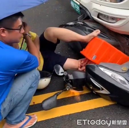 ▲東港鎮中山路機車與曳引車交通事故            。（圖／記者陳崑福翻攝）