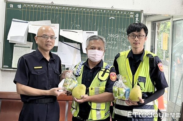 ▲里港警分局長溫基興慰問員警中秋節執勤辛勞             。（圖／記者陳崑福翻攝）