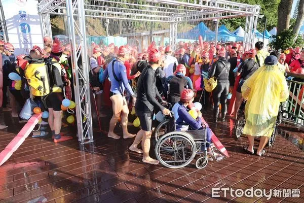 ▲身心障礙泳士下水挑戰日月潭泳渡情形。（圖／資料照片，南投縣政府提供，下同）