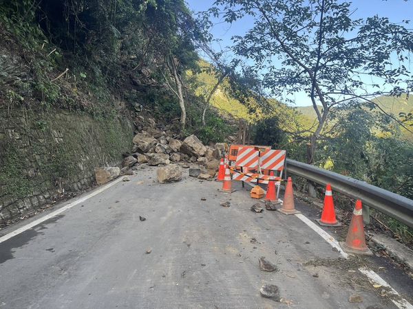 ▲▼             桃園市復興山區雪霧鬧聯外道路坍方，交通中斷。（圖／桃園市政府提供）