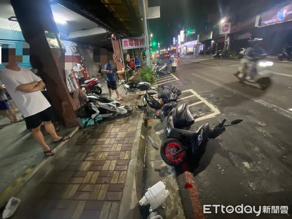 ▲▼邱男疑毒駕開車左晃右晃，邱男失控撞路旁11部機車             。（圖／記者陳以昇翻攝）