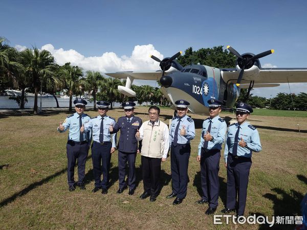 ▲台南市政府15日舉辦「空軍英雄翱翔萬里—除役軍機台南展示」感謝儀式，由台南市長黃偉哲親自頒贈感謝狀，向各界鼎力協助表示謝意。（圖／記者林東良翻攝，下同）