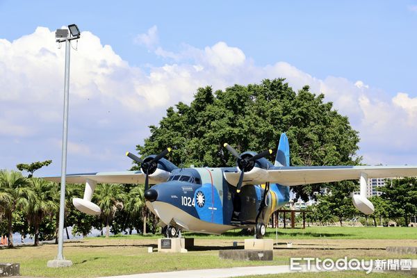 ▲台南市政府15日舉辦「空軍英雄翱翔萬里—除役軍機台南展示」感謝儀式，由台南市長黃偉哲親自頒贈感謝狀，向各界鼎力協助表示謝意。（圖／記者林東良翻攝，下同）