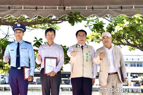 ▲台南市政府15日舉辦「空軍英雄翱翔萬里—除役軍機台南展示」感謝儀式，由台南市長黃偉哲親自頒贈感謝狀，向各界鼎力協助表示謝意。（圖／記者林東良翻攝，下同）