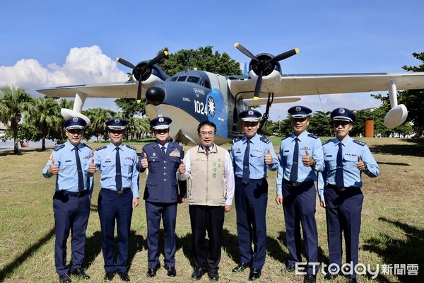 ▲台南市政府15日舉辦「空軍英雄翱翔萬里—除役軍機台南展示」感謝儀式，由台南市長黃偉哲親自頒贈感謝狀，向各界鼎力協助表示謝意。（圖／記者林東良翻攝，下同）