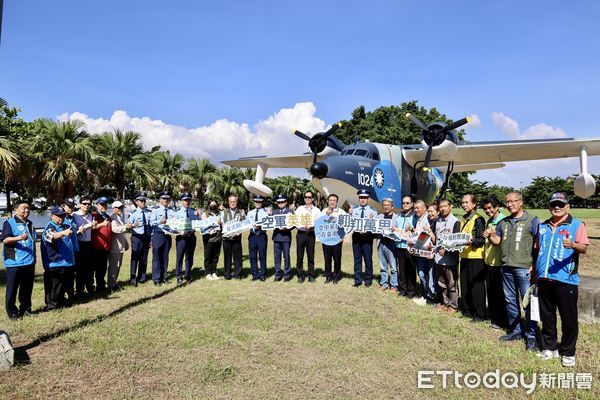 ▲台南市政府15日舉辦「空軍英雄翱翔萬里—除役軍機台南展示」感謝儀式，由台南市長黃偉哲親自頒贈感謝狀，向各界鼎力協助表示謝意。（圖／記者林東良翻攝，下同）