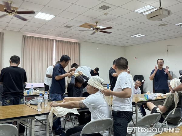 ▲台南市消防局第一大隊於15日起在東原里里民活動中心，辦理柳營、鹽水、東山、東原分隊共24人新進義勇消防人員基本訓練。（圖／記者林東良翻攝，下同）