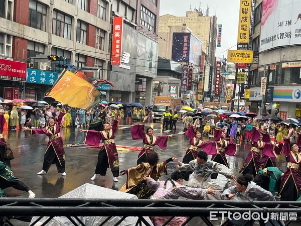 ▲2024台中國際踩舞嘉年華首度移師至豐原舉行，適逢鋒面過境，近600名舞者在忽大忽小的雨勢中奮力演出，民眾撐傘觀賞，熱情不減。（圖／記者游瓊華翻攝）