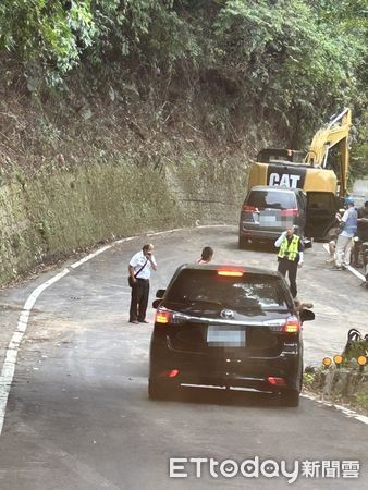 ▲▼ 復興山區雪霧鬧聯外道路半邊橋坍方，舊路先搶通。（圖／大溪警分局提供）