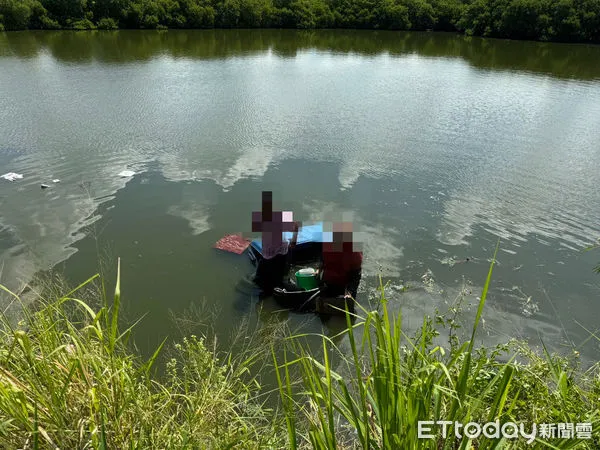 ▲▼  嘉義縣東石鄉海龍園餐廳往網寮橋附近車禍。   ，小發財車不慎開入魚塭。（圖／嘉義縣消防局提供）