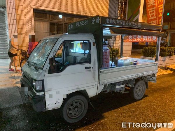 ▲王姓攤商自小貨車擋風玻璃遭砸毀             。（圖／記者陳崑福翻攝）