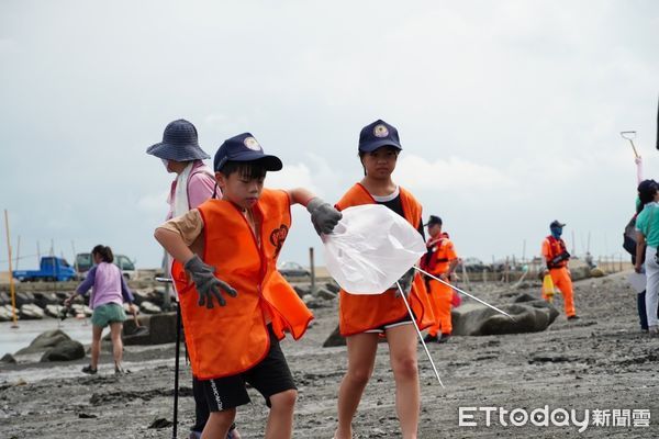 ▲麥寮鄉公所為有效改善環境、維護麥寮鄉海洋生態，提升海洋公民意識及推廣海洋環境保護概念，特辦理秋季淨灘活動。（圖／記者蔡佩旻翻攝）