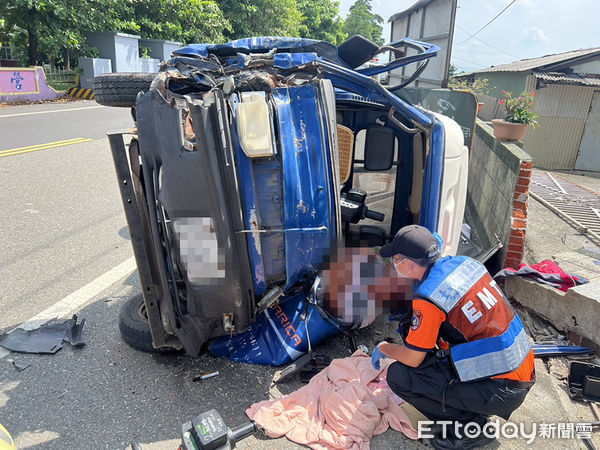 ▲台南下營大吉里大屯竂，16日上午10時15分許，發生一起自小貨車自撞民宅圍牆側翻車禍，消防人員搶救車上2人送醫救治。（圖／民眾提供，下同）