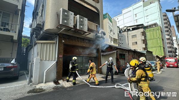 ▲真心豆行七賢門市傳出火警，一樓冒出白煙             。（圖／記者吳世龍攝）