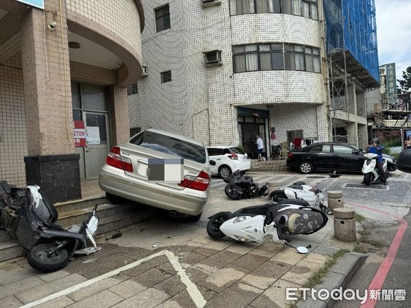 ▲▼民眾黨金門舊黨部前發生車禍             。（圖／記者林名揚翻攝）