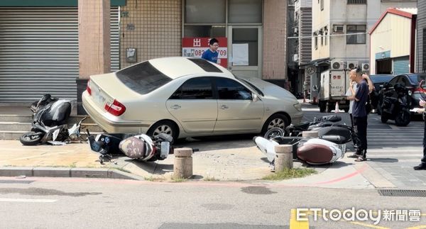 ▲▼民眾黨金門舊黨部前發生車禍             。（圖／記者林名揚翻攝）