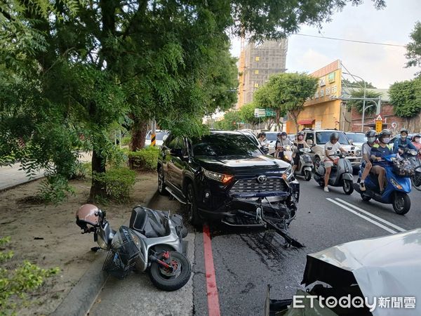 ▲台南市北區公園南路與北門路口有交通事故，多部汽車、機車多輛撞在一起，計有4人輕傷，現場因下班時間造成大塞車，警方請民眾提前改道行駛。（圖／民眾提供，下同）