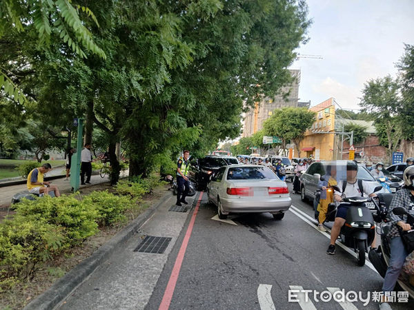 ▲台南市北區公園南路與北門路口有交通事故，多部汽車、機車多輛撞在一起，計有4人輕傷，現場因下班時間造成大塞車，警方請民眾提前改道行駛。（圖／民眾提供，下同）