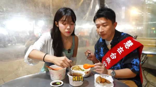 ▲李多慧在不知情的狀況下吃到蛇肉。（圖／翻攝YouTube／東東隆咚鏘）