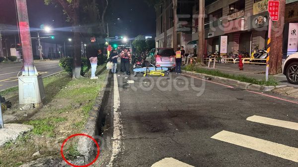 ▲兩部機車就這樣交疊在一起，3人受傷送醫             。（圖／記者吳奕靖攝）