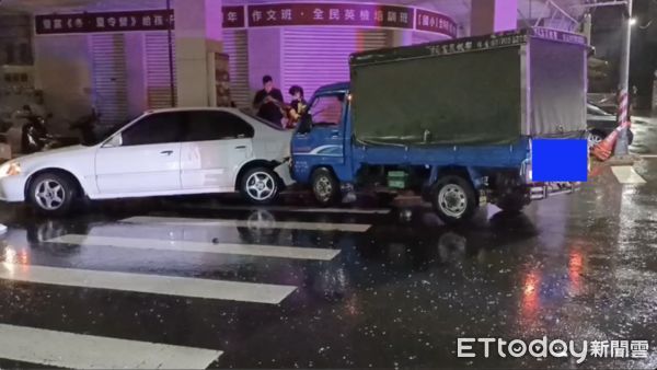 ▲小貨車撞擊機車之後，失控偏向撞路旁轎車             。（圖／記者吳奕靖翻攝）