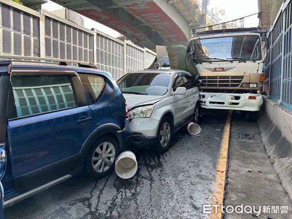 ▲一輛砂石車釀成7車連環撞，其中還有一輛貨車側翻            。（圖／記者吳奕靖翻攝）