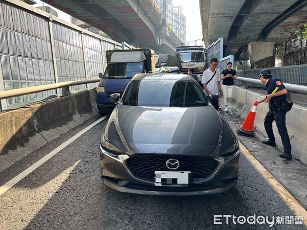 ▲一輛砂石車釀成7車連環撞，其中還有一輛貨車側翻            。（圖／記者吳奕靖翻攝）