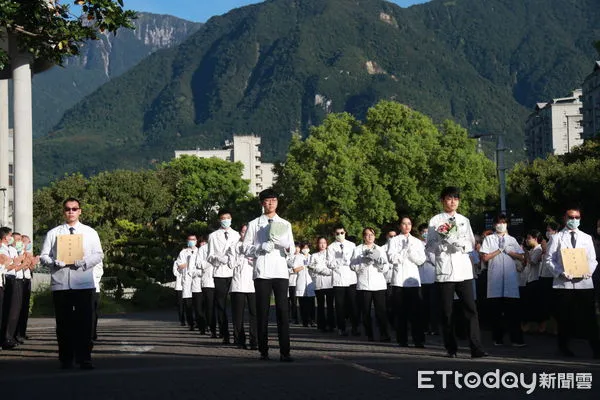 ▲▼32位醫學生為老師送靈。（圖／慈濟大學提供，下同）