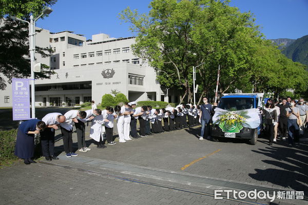 ▲▼32位醫學生為老師送靈。（圖／慈濟大學提供，下同）