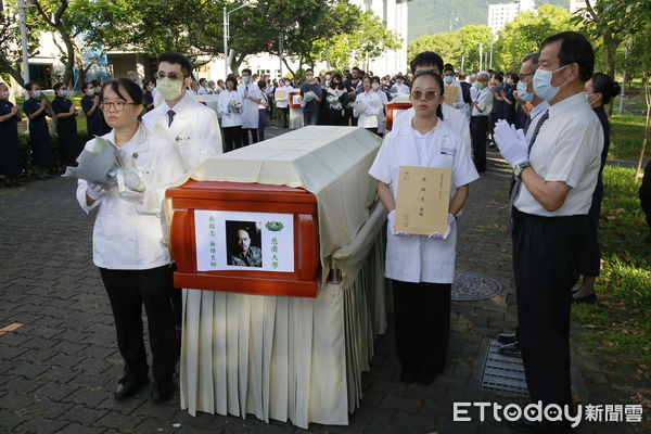 ▲▼32位醫學生為老師送靈。（圖／慈濟大學提供，下同）