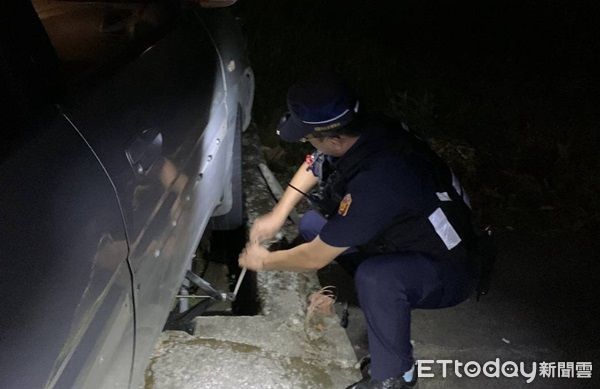 ▲▼員警墊石塊磚塊都無功，最後叫來拖吊車才脫困。（圖／大 溪警分局提供）