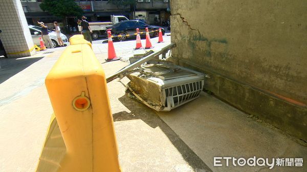 ▲▼ 冷氣室外機整台墜落砸中2車，所幸並無人傷亡，警方立即為起封鎖線。(圖／民眾提供）