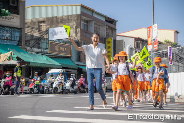 ▲南投縣長許淑華響應小黃帽交通安全教育，宣傳守護學童安全過路口。（圖／南投縣政府提供）