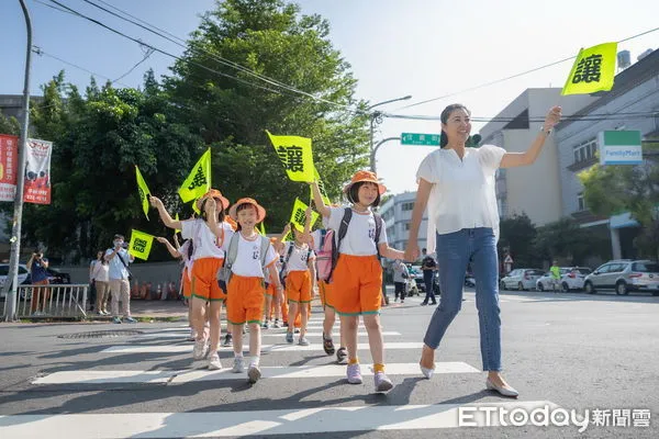 ▲南投縣長許淑華響應小黃帽交通安全教育，宣傳守護學童安全過路口。（圖／南投縣政府提供）