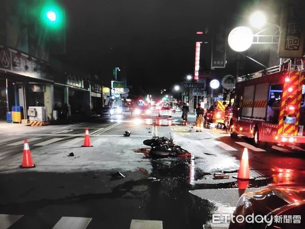 ▲台南市南區金華路2段18日凌晨發生車禍火燒車事件，1輛白色自小客車追撞前方大型重機車，並波及對向自小客車，大型重機車起火燃燒剩骨架。（圖／記者林東良翻攝，下同）