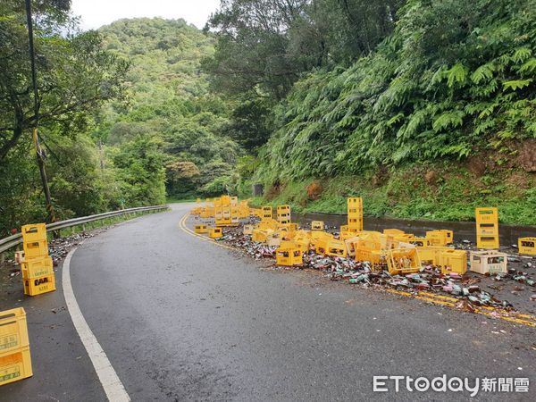 ▲▼北宜公路上千空酒瓶散落一地             。（圖／記者陳以昇翻攝）