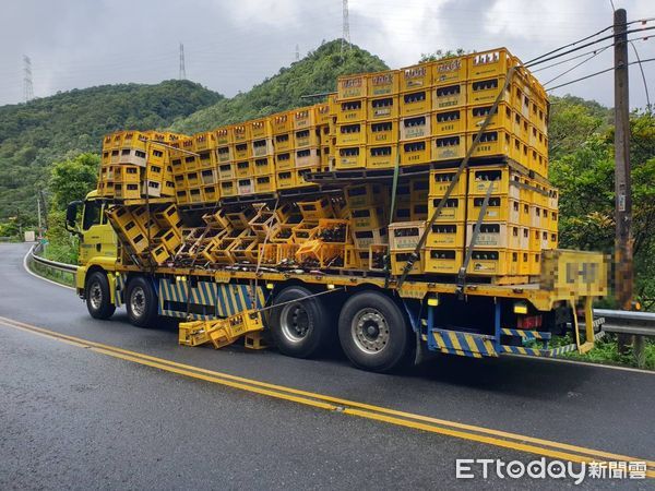 ▲▼北宜公路上千空酒瓶散落一地             。（圖／記者陳以昇翻攝）